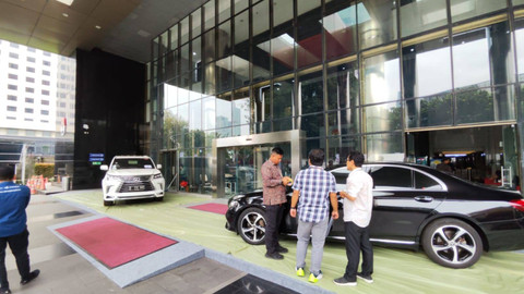 Mobil dan motor koruptor yang akan dilelang KPK tiba di Gedung Merah Putih KPK, Jakarta Selatan, Jumat (6/12). Foto: Jonathan Devin/kumparan