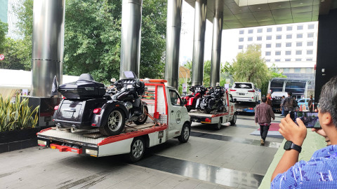 Mobil dan motor koruptor yang akan dilelang KPK tiba di Gedung Merah Putih KPK, Jakarta Selatan, Jumat (6/12). Foto: Jonathan Devin/kumparan