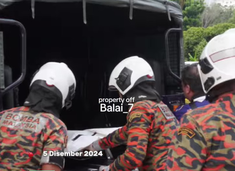 Petugas Damkar Malaysia evakuasi korban Foto: Facebook/Polis Bandar Presint 7 Putrajaya