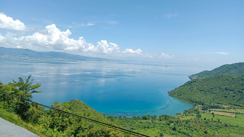 Panorama Teluk Saleh di Sumbawa. Foto: Nyobin/Shutterstock