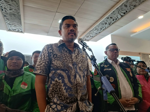 Menteri UMKM Maman Abdurrahman dan Ketua Umum Asosiasi Pengemudi Ojek Daring Garda Indonesia, Igun Wicaksono, di Kantor Kementerian UMKM, Jakarta, Jumat (6/12). Foto: Muhammad Fhandra/kumparan