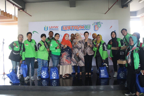 Pemberian sembako kepada driver ojol.