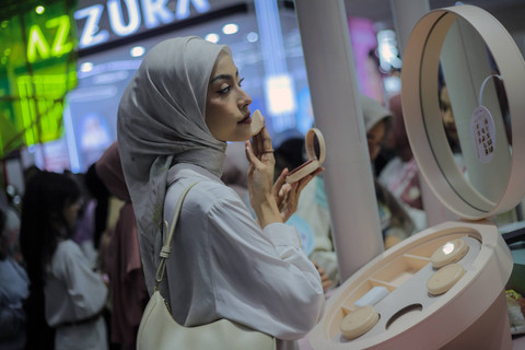 Pengunjung memadati pameran kosmetik Jakarta X Beauty 2024 di Jakarta Convention Center (JCC), Jakarta, Jumat (6/12). Foto: Jamal Ramadhan/kumparan