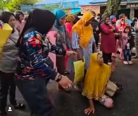 PKL di kawasan Untan Pontianak menangis histeris saat akan ditertibkan. Foto: Dok. instagram @informasipontianak