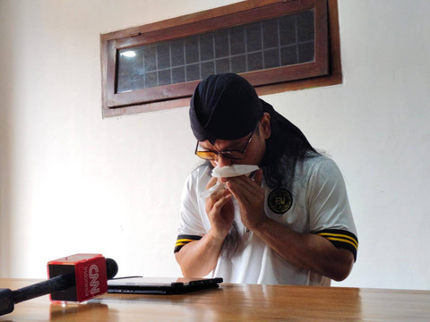Pendakwah Gus Miftah saat mengumumkan mundur sebagai Utusan Khusus Presiden di Ponpes Ora Aji, Kabupaten Sleman, Jumat (6/12). Foto: Arfiansyah Panji/kumparan