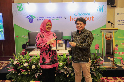 Pemimpin redaksi kumparan Arifin Asydhad menyerahkan merchandise usai talkshow kumparan Hangout yang membahas Legalitas Usaha UMKM bersama Kemenves pada Kamis (5/12). Foto: kumparan