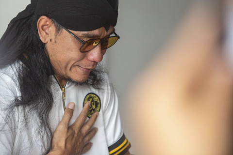 Gus Miftah menyampaikan keterangan pers di Ponpes Ora Aji, Purwomartani, Kalasan, Sleman, D.I Yogyakarta, Jumat (6/12/2024). Foto: Andreas Fitri Atmoko/ANTARA FOTO