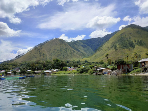 Pemandangan Danau Toba dari Paropo. Foto: Shutterstock
