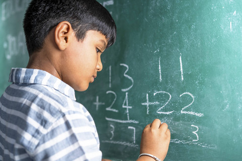 Ilustrasi anak belajar matematika. Foto: Shutterstock