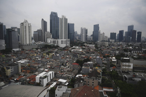 Suasana kawasan padat penduduk dengan latar belakang gedung bertingkat di Jakarta, Jumat (6/12/2024). Foto: Akbar Nugroho Gumay/ANTARA FOTO