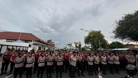 Puluhan polisi saat mengamankan aksi Front Jihad Islam di Yogya, Jumat (6/12). Foto: Widi RH Pradana/Pandangan Jogja