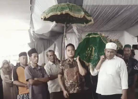 Warga mengangkat keranda Almarhumah Rika. | Foto: Screenshot Instagram @tasyaangna_mc