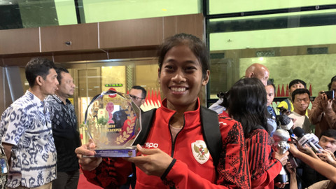 Laita Roati pamerkan trofi Best Goalkeeper saat Timnas Wanita Indonesia pulang dari ASEAN Women's Cup di Laos. Foto: Aji Nugrahanto/kumparan