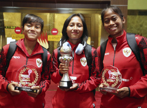 Kapten Timnas Putri Indonesia Viny Silfianus (tengah) berfoto bersama rekan setimnya Reva Octaviani (kanan) dan penjaga gawang Laita Roati (kiri) setibanya dari Laos di Terminal VIP Bandara Soekarno Hatta, Tangerang, Banten, Jumat (6/12/2024). Foto: Muhammad Iqbal/ANTARA FOTO