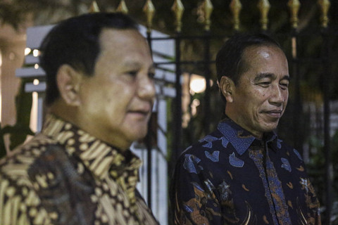 Presiden Prabowo Subianto (kiri) bersama Presiden ke-7 RI Joko Widodo (kanan) menjawab pertanyaan wartawan usai pertemuan di Kertanegara, Jakarta, Jumat (6/12/2024). Foto: Asprilla Dwi Adha/ANTARA FOTO