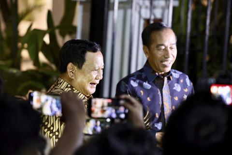 Presiden Prabowo Subianto (kiri) bersama Presiden ke-7 RI Joko Widodo (kanan) menjawab pertanyaan wartawan usai pertemuan di Kertanegara, Jakarta, Jumat (6/12/2024). Foto: Dok. Tim Media Prabowo