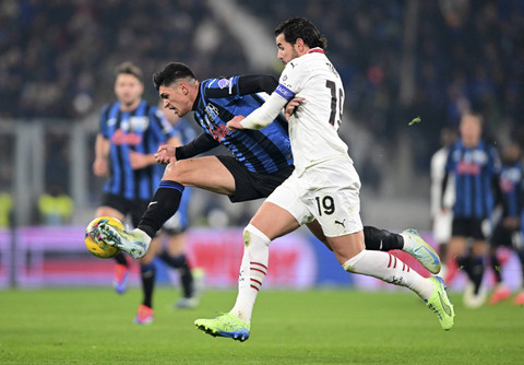 Pemain Atalanta Raoul Bellanova berebut bola dengan pemain AC Milan Theo Hernandez pada pertandingan Serie A Liga Italia di Gewiss Stadium, Bergamo, Italia, Jumat (6/12/2024). Foto: Daniele Mascolo/REUTERS