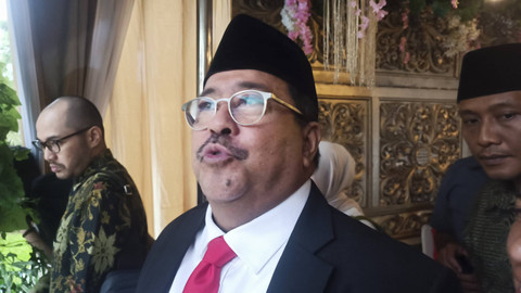 Calon Wakil Gubernur Jakarta nomor urut 3 Rano Karno menjawab pertanyaan wartawan saat dijumpai di Masjid Al-Azhar, Kebayoran Baru, Jaksel, Sabtu (7/12/2024). Foto: Thomas Bosco/kumparan