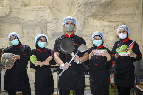Tim Koki: Sejumlah juru masak berpose di dapur. Foto: Sulthony Hasanuddin/ANTARA FOTO 