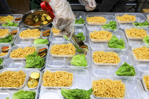 Sajian Menu Makanan Sehat: Pramusaji menyiapkan menu makanan sehat. Foto: Sulthony Hasanuddin/ANTARA FOTO 
