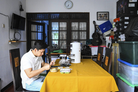 Menyantap Makanan Sehat: Rangga, salah satu pelanggan menyantap makanan sehat di kediamannya di kawasan Bintaro, Tangerang Selatan. Foto: Sulthony Hasanuddin/ANTARA FOTO 
