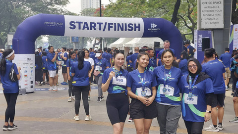 Para peserta lari Archarity Run 2024 di kawasan Epicentrum, Kuningan, Jakarta Selatan pada Sabtu (7/12/2024). Foto: Gitario Vista Inasis/kumparan