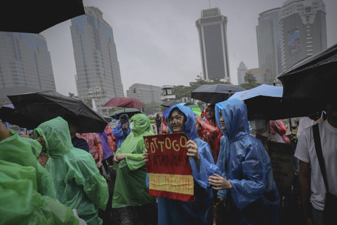 Massa yang tergabung dalam aksi Womens March Jakarta (WMJ) 2024 berkumpul di gerbang Monumen Nasional, Jakarta, Sabtu (7/12/2024). Foto: Jamal Ramadhan/kumparan