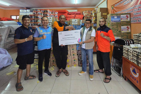 PLN menyerahkan bantuan paket sembako kepada warga yang terdampak banjir bandang di Sukabumi. Foto: Dok. PLN
