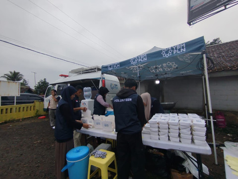 Bantuan makanan siap saji yang diberikan setiap harinya untuk warga yang terdampak banjir di Desa Sukamaju, Kabupaten Sukabumi. Foto: Dok. PLN