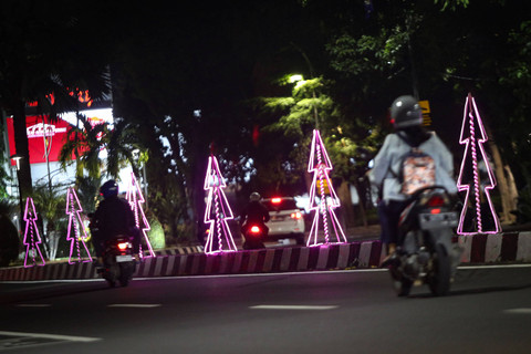 Balai Kota Surabaya Bersolek Sambut Natal, Ada Sinterklas Hingga Kereta Rusa
