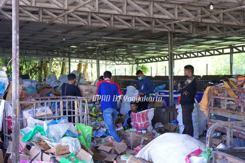 Pengelolaan sampah di TPS3R Panggungharjo, Bantul. Foto: DPRD DIY