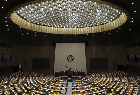 Suasana aula tempat berlangsungnya sidang pleno pemakzulan Presiden Korea Selatan Yoon Suk Yeol di Majelis Nasional, Seoul, Korea Selatan, Sabtu (7/12/2024). Foto: Jeon Heon-kyun/Pool via Reuters