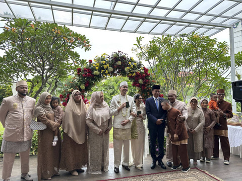 Jokowi dan Ridwan Kamil jadi saksi menikah pasangan relawan GK Center di Bumi Harum Manis Garden, Lebak Bulus, Jakarta Selatan, pada Sabtu (7/12/2024). Foto: Dok. Istimewa