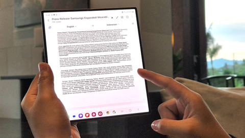 Fitur PDF Overlay Translation di Galaxy Z Fold6. Foto: Samsung