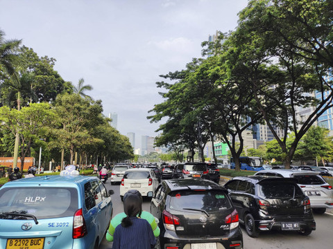 Kepadatan arus lalu lintas terjadi menjelang Natal Tiberias di sekitar Gelora Bung Karno (GBK), Jakarta Pusat, Sabtu (7/12/2024). Foto: Jonathan Devin/kumparan