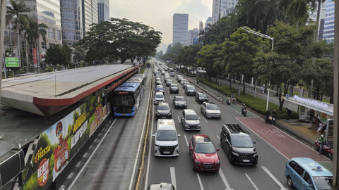 Kepadatan arus lalu lintas terjadi menjelang Natal Tiberias di sekitar Gelora Bung Karno (GBK), Jakarta Pusat, Sabtu (7/12/2024). Foto: Jonathan Devin/kumparan