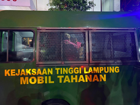 Kedua tersangka kasus korupsi Pekerjaan Pembukaan Badan Jalan Pekon Bambang-Batu Bulan Pekon Malaya Kecamatan Lemong Kabupaten Pesisir Barat tahun anggaran 2022. | Foto: Sinta Yuliana/Lampung Geh