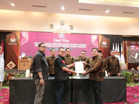 Penyerahan hasil rekapitulasi Oeh Ketua KPU Provinsi Lampung, Erwan Bustami Kepada Ketua Bawaslu Provinsi Lampung, Iskardo P. Panggar | Foto : Eka Febriani/ Lampung Geh