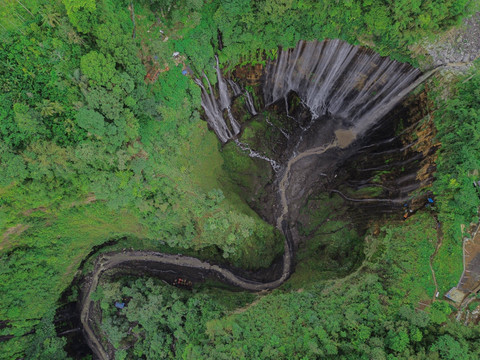 Foto udara Panorama Air Terjun Tumpak Sewu di Pronojiwo, Lumajang, Jawa Timur, Sabtu (7/12/2024). Foto: ANTARA FOTO/Irfan Sumanjaya