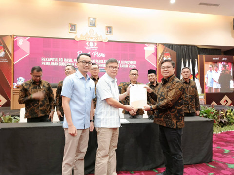 Saksi dari Paslon 02, Fauzi Heri saat menerima hasil rekapitulasi dari Ketua KPU Provinsi Lampung, Erwan Bustami | Foto : Eka Febriani / Lampung Geh