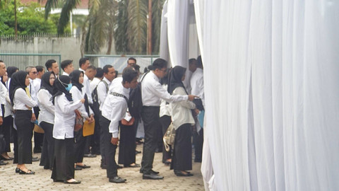Antrean pegawai honorer yang ingin regristrasi untuk dapat mengikuti seleksi tenaga PPPK di RM Sri Melayu Palembang, Sabtu (7/12) Foto: ary/urban id
