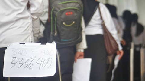 Antrean pegawai honorer Pemkot dan Pemprov Sumsel yang mengikuti registrasi untuk tiga sesi tahapan seleksi calon tenaga PPPK yang digelar BKN di RM Sri Melayu Palembang, Sabtu (7/12) Foto: ary/urban id