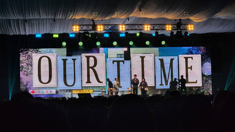 Penampilan Jung Hae In saat fan meeting "Our Time in Jakarta" yang digelar di Balai Kartini, Sabtu (7/12). Foto: Ela Nurlaela/kumparan