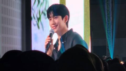 Penampilan Jung Hae In saat fan meeting "Our Time in Jakarta" yang digelar di Balai Kartini, Sabtu (7/12). Foto: Ela Nurlaela/kumparan