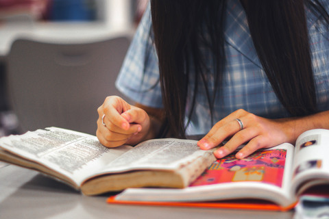 Ilustrasi contoh soal luas permukaan prisma segitiga kelas 6. Unsplash.com/Jeswin-Thomas