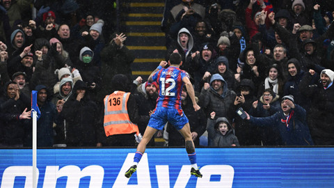 Daniel Munoz dari Crystal Palace merayakan gol pertama mereka saat menghadapi Manchester City di Selhurst Park, London, Inggris, 7 Desember 2024. Foto: REUTERS/Dylan Martinez