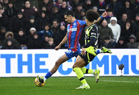 Daniel Munoz dari Crystal Palace mencetak gol pertama mereka saat menghadapi Manchester City di Selhurst Park, London, Inggris - 7 Desember 2024. Foto: REUTERS/Dylan Martinez
