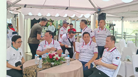 Menko Bidang Infrastruktur dan Pembangunan Kewilayahan Agus Harimurti Yudhoyono (AHY) bersama jajaran direksi PT Transjakarta dalam acara Diskusi Inspiratif dalam Sinergi Alumni Taruna Nusantara, di Halte Bundaran HI, Jakarta, Minggu (8/12/2024).  Foto: Fadhil Pramudya/kumparan