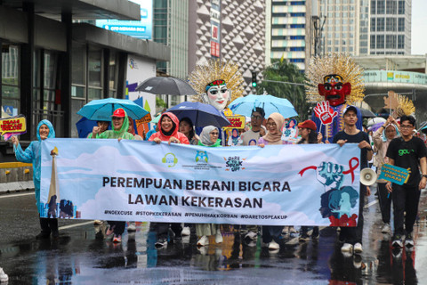 Sejumlah warga mengikuti jalan santai dan kampanye peringatan 16 Hari Anti Kekerasan terhadap Perempuan (HAKtP) di Car Free Day, Bundaran HI, Jakarta, Minggu (8/12/2024). Foto: Iqbal Firdaus/kumparan