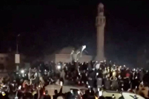 Warga merobohkan patung mantan Presiden Suriah Hafez al-Assad di Homs, Suriah, Minggu (8/12/2024). Foto: Media Sosial/via REUTERS